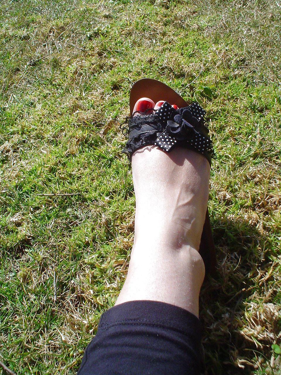 25P Nice red feet and shoes