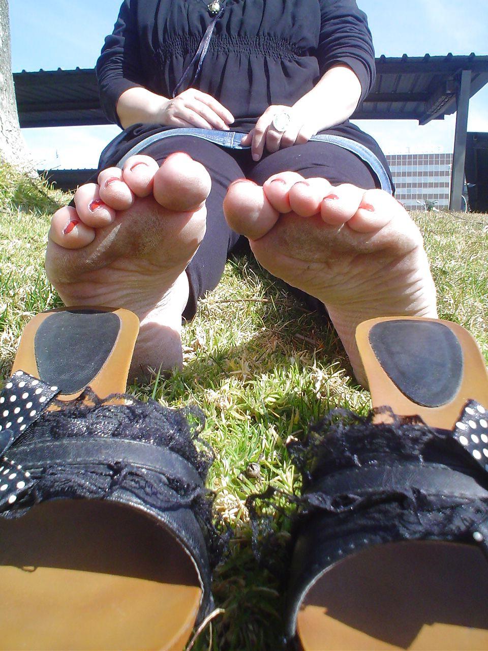 25P Nice red feet and shoes