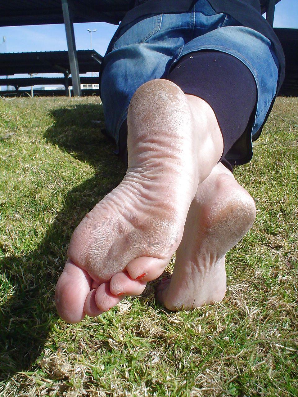 25P Nice red feet and shoes