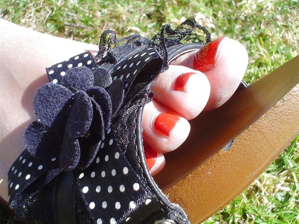 25P Nice red feet and shoes