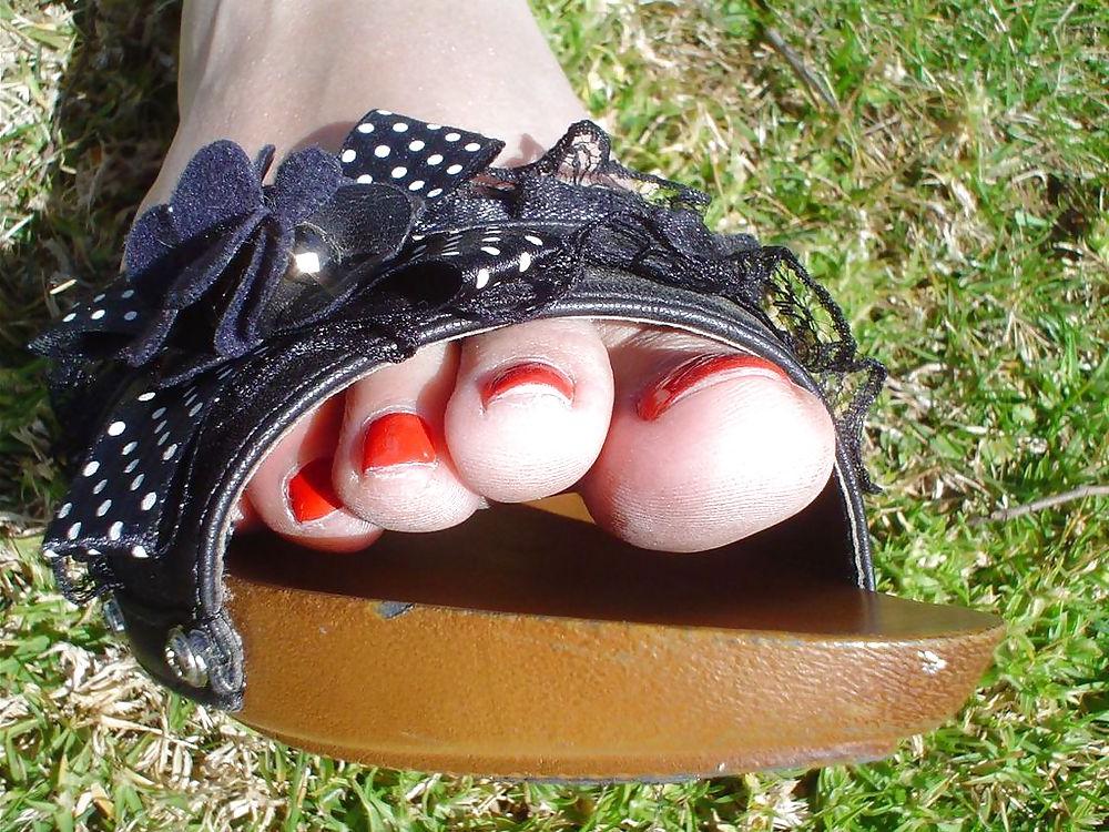 25P Nice red feet and shoes