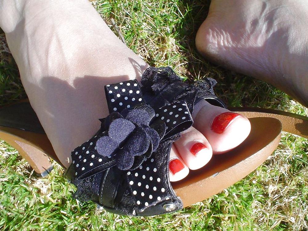 25P Nice red feet and shoes