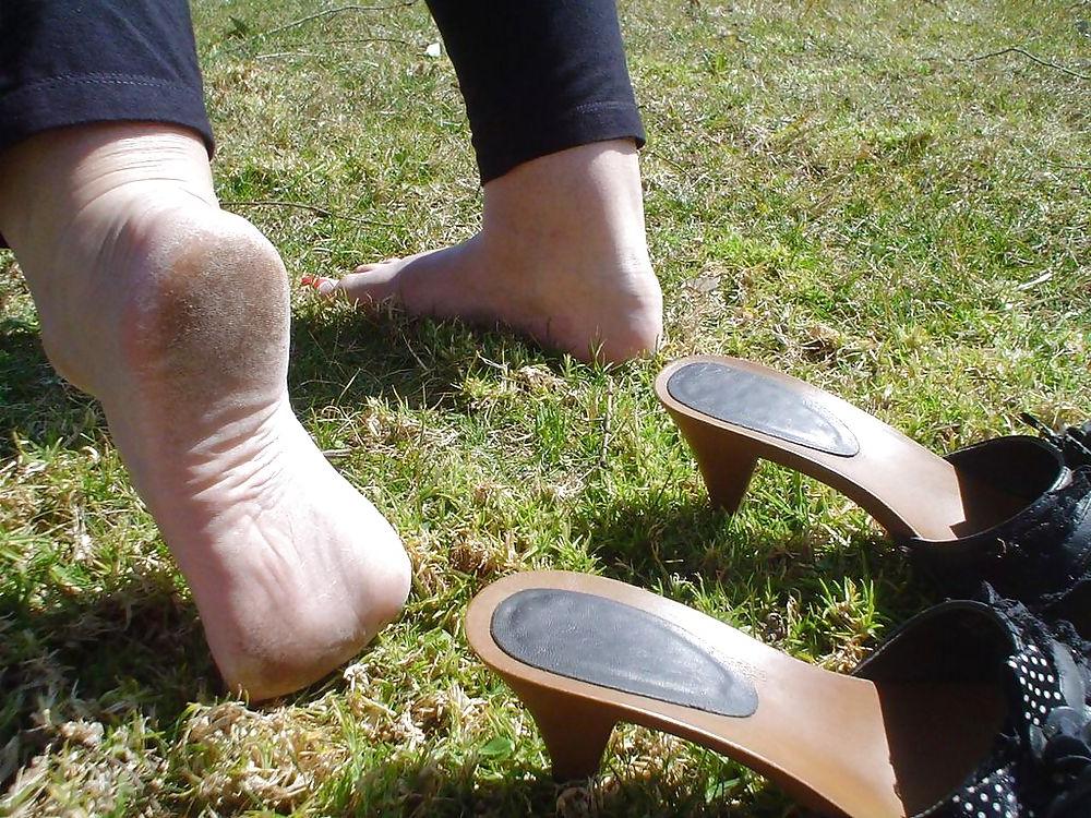 25P Nice red feet and shoes