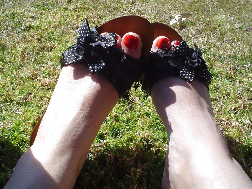 25P Nice red feet and shoes