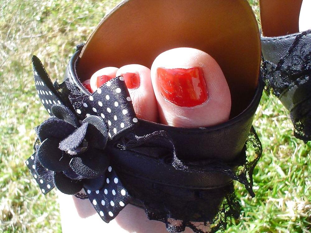 25P Nice red feet and shoes