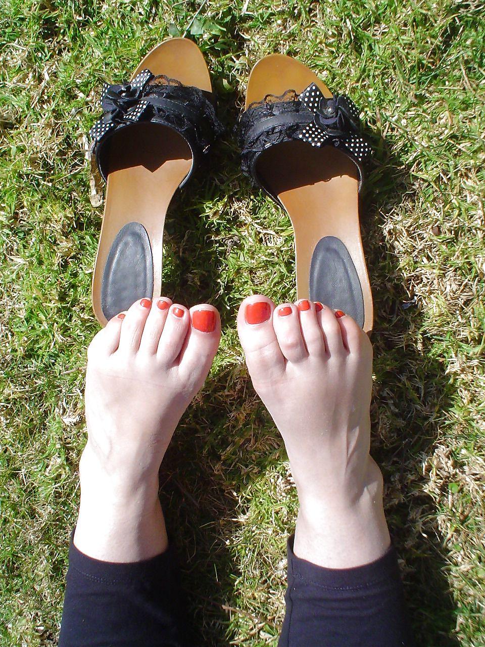 25P Nice red feet and shoes