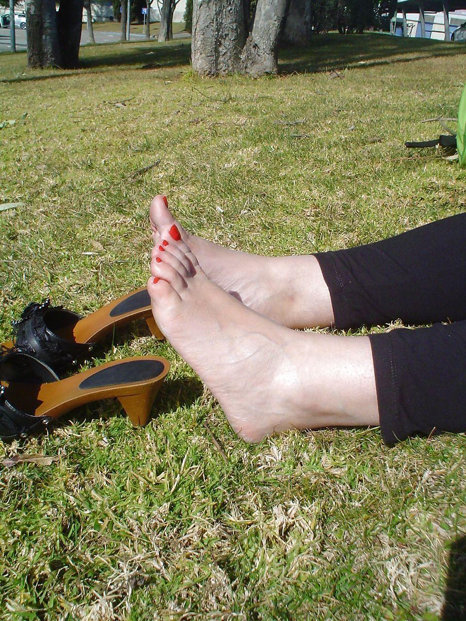 25P Nice red feet and shoes