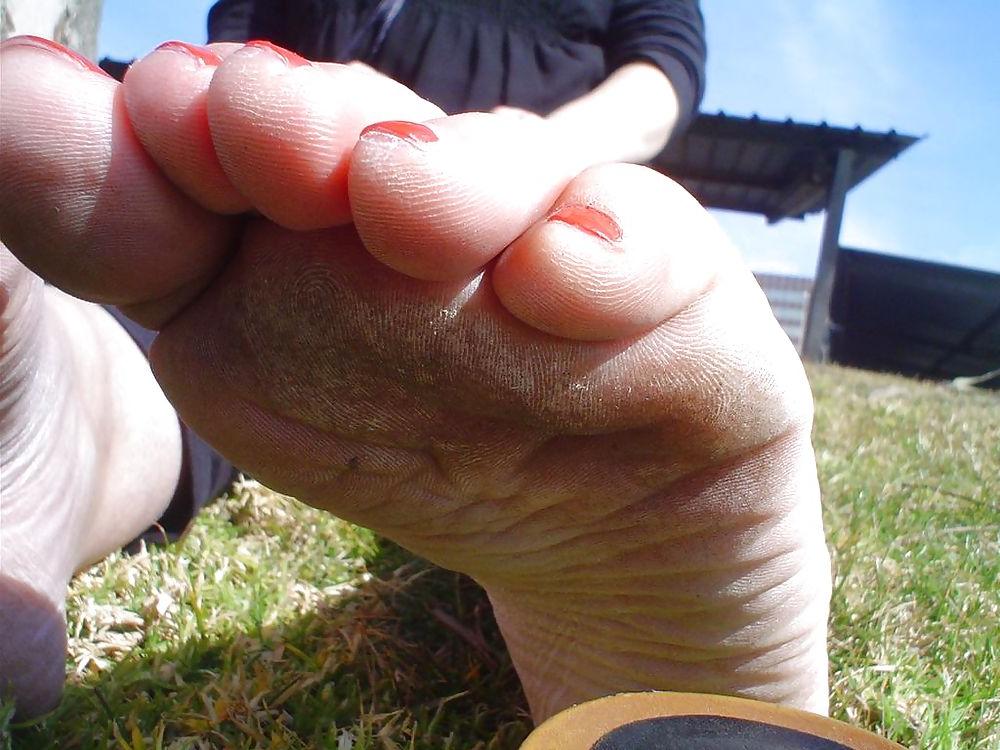 25P Nice red feet and shoes