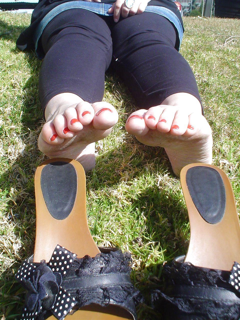 25P Nice red feet and shoes