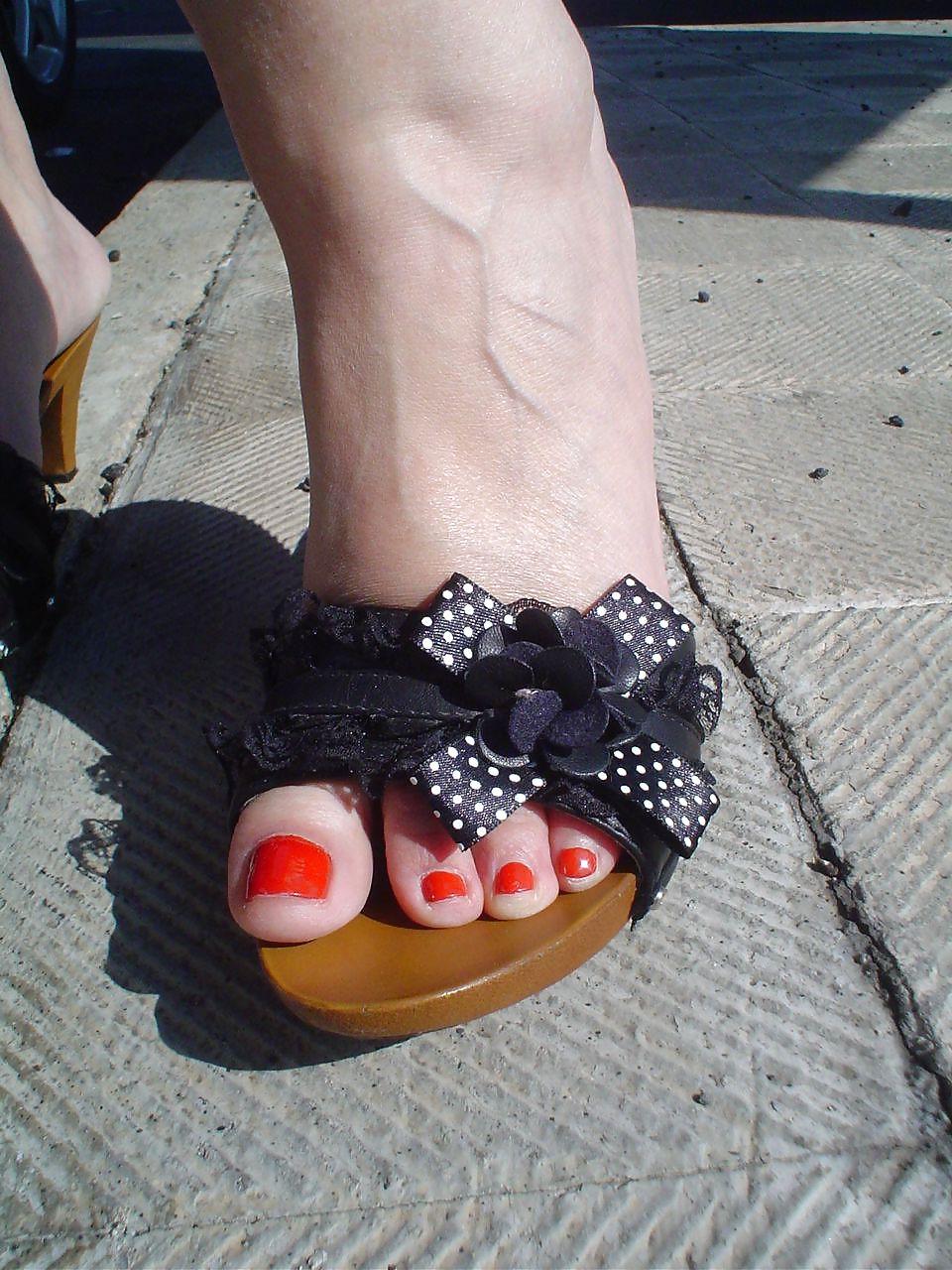 25P Nice red feet and shoes