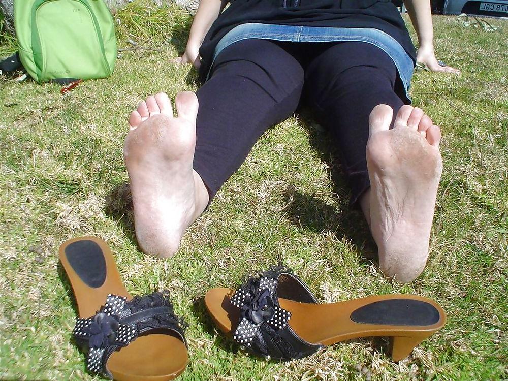 25P Nice red feet and shoes
