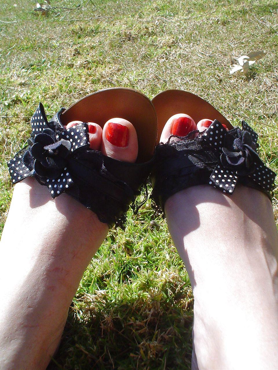 25P Nice red feet and shoes