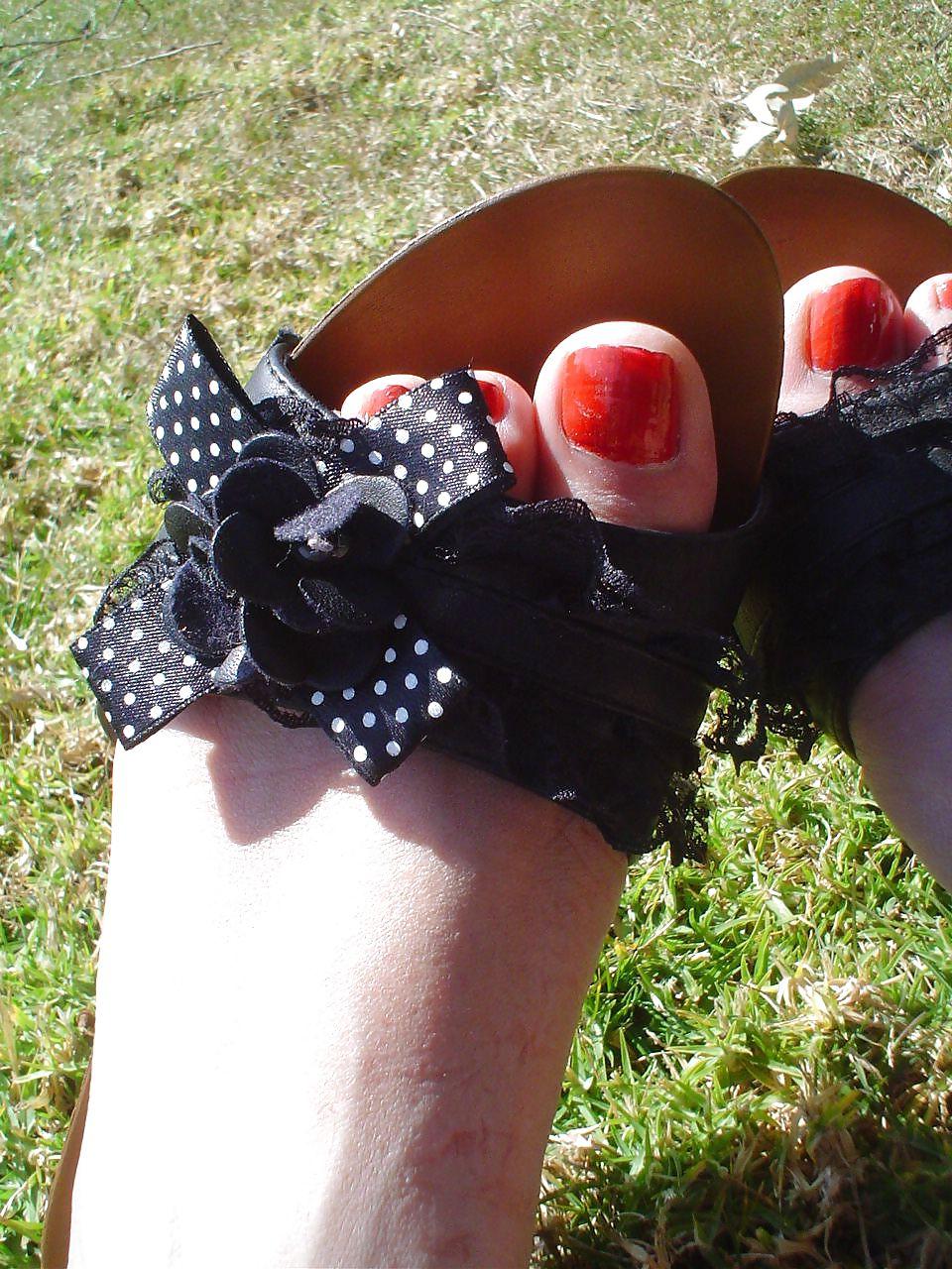 25P Nice red feet and shoes