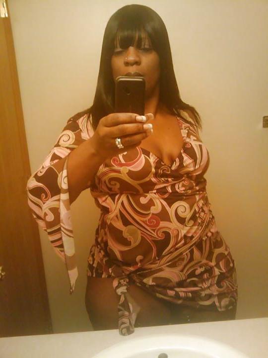 19P EXCLUSIVE PICS OF THICK BLACK MILF NAMED ANGIE