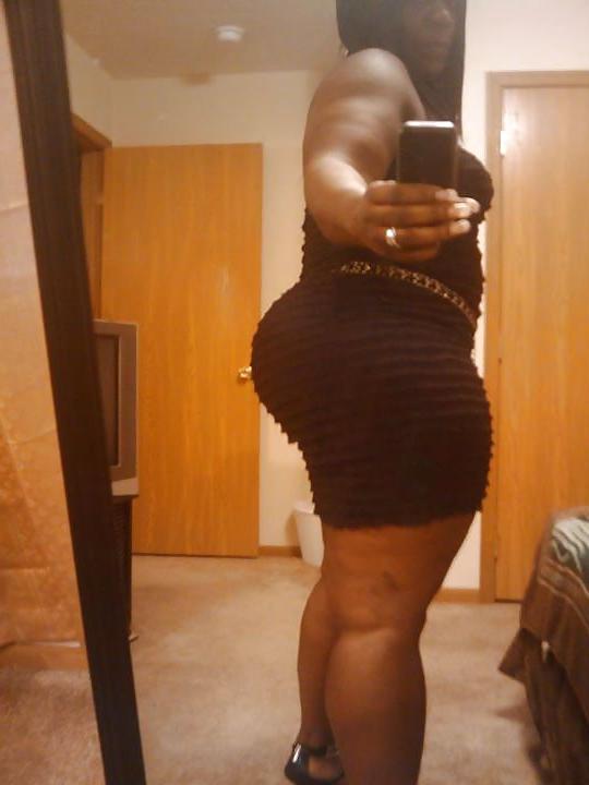 19P EXCLUSIVE PICS OF THICK BLACK MILF NAMED ANGIE