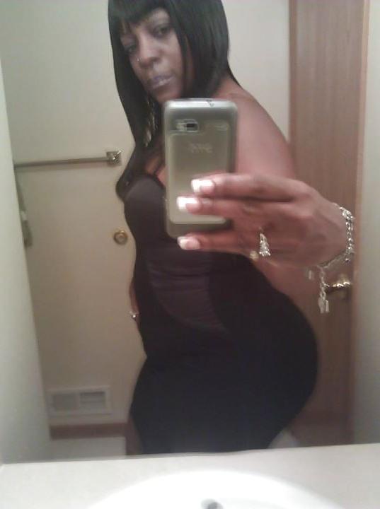19P EXCLUSIVE PICS OF THICK BLACK MILF NAMED ANGIE