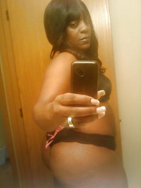 19P EXCLUSIVE PICS OF THICK BLACK MILF NAMED ANGIE