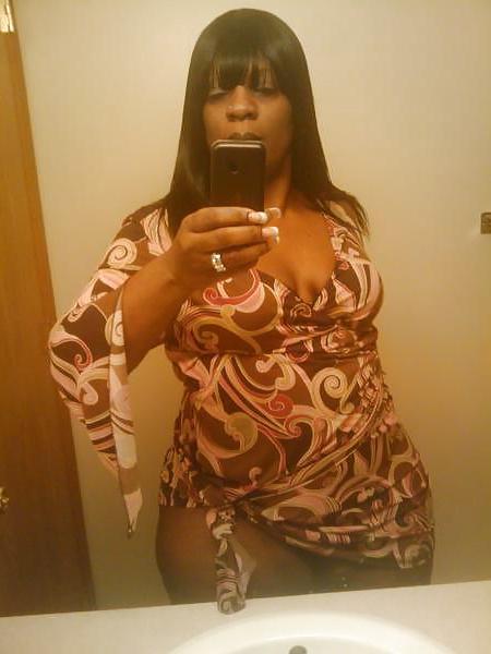 19P EXCLUSIVE PICS OF THICK BLACK MILF NAMED ANGIE