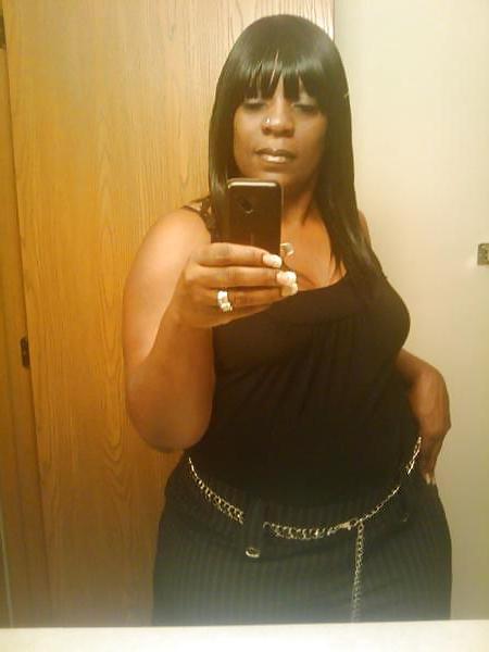 19P EXCLUSIVE PICS OF THICK BLACK MILF NAMED ANGIE