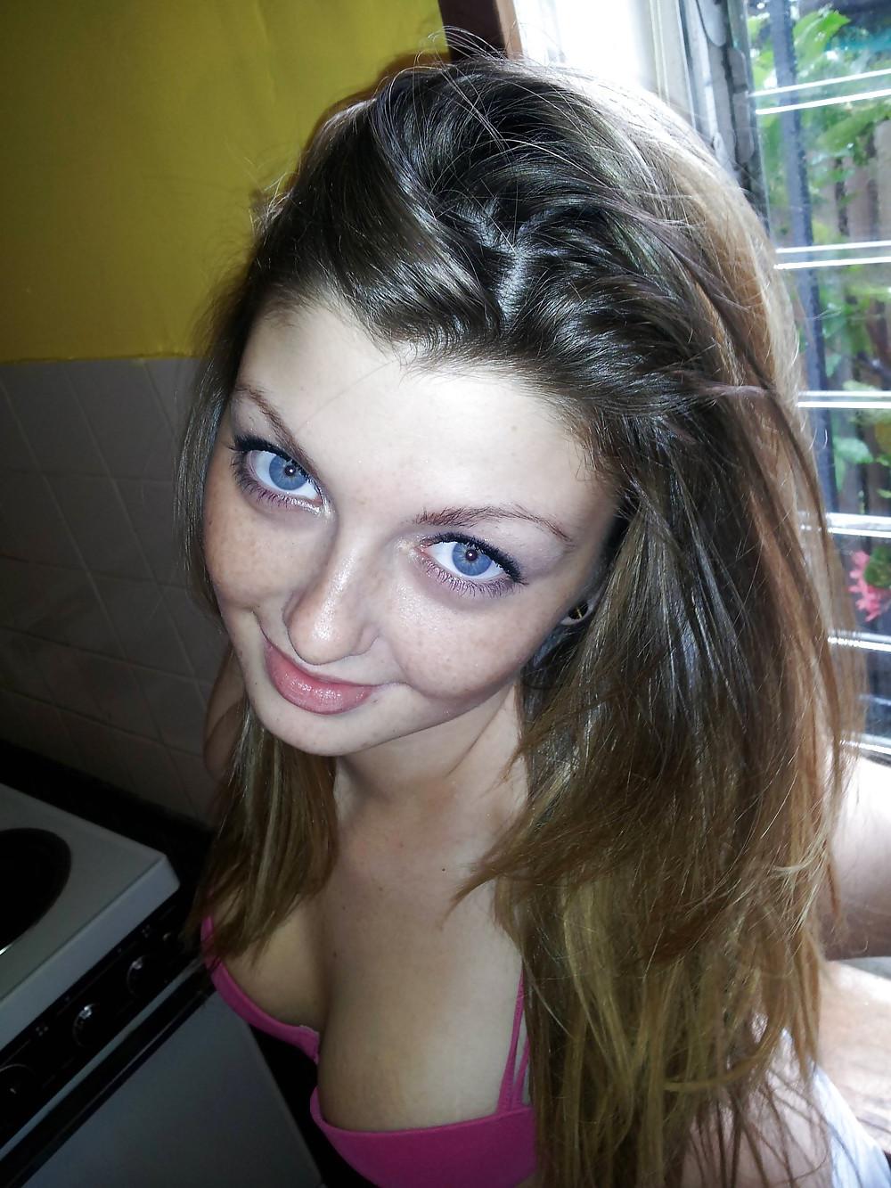 25P Ladies in the kitchen