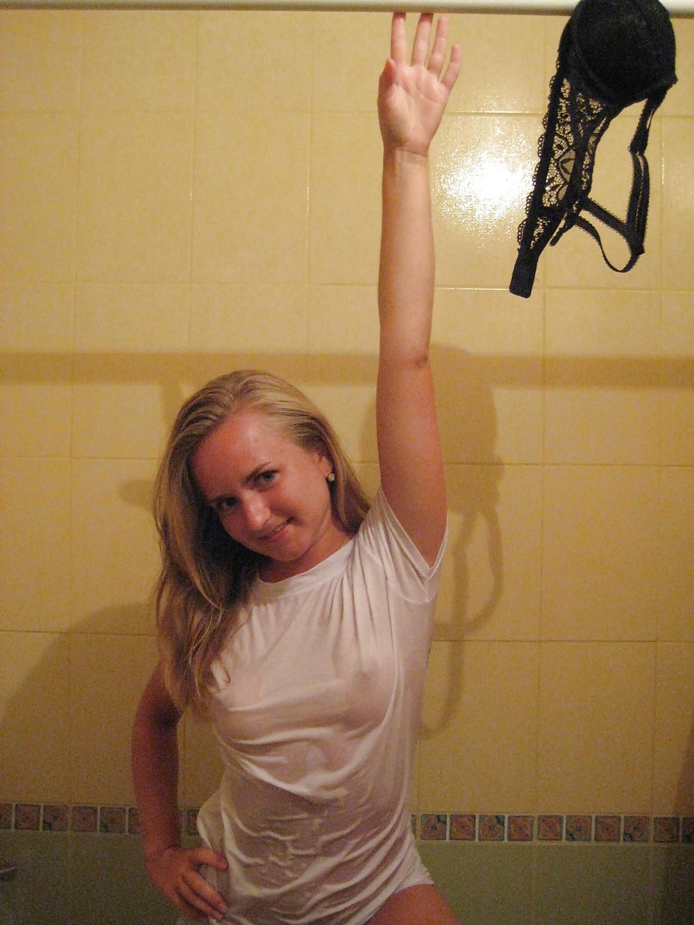 24P Hot Wetlook Girls in the Shower