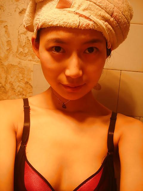 15P Asian girl showing her Pussy!