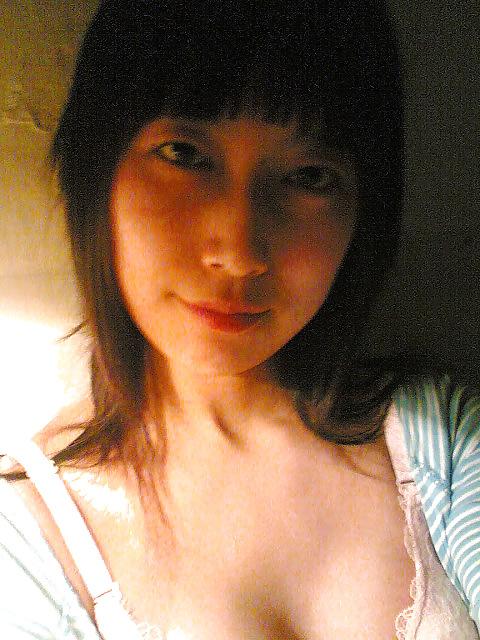 15P Asian girl showing her Pussy!