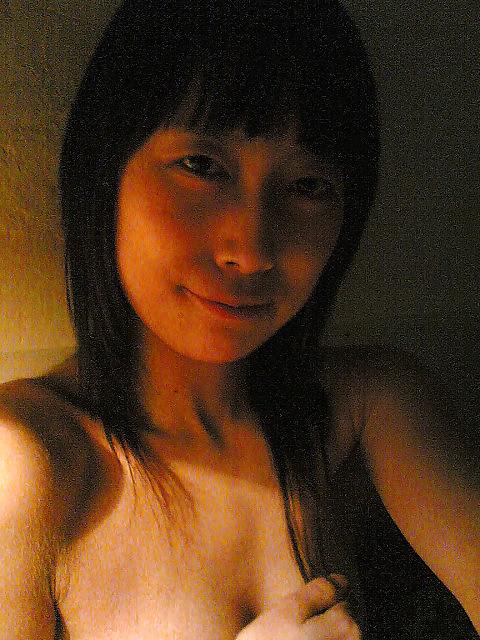 15P Asian girl showing her Pussy!