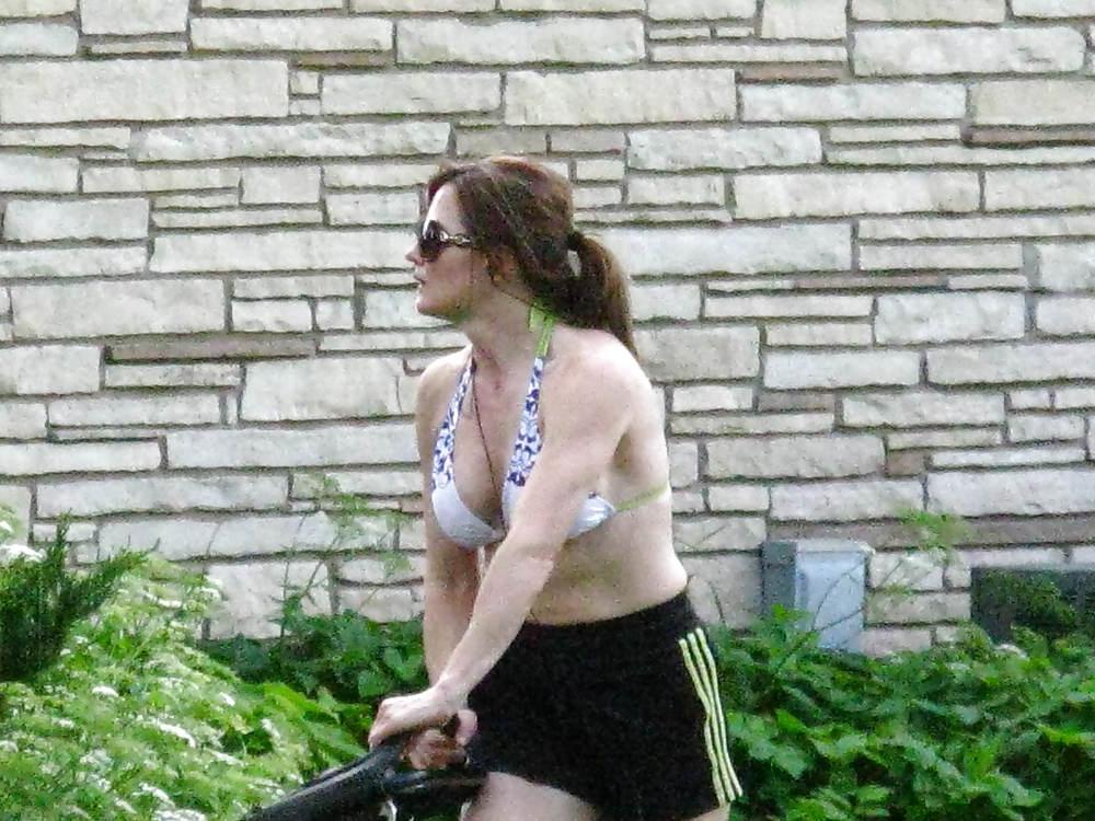 11P Neighbor cutting her lawn
