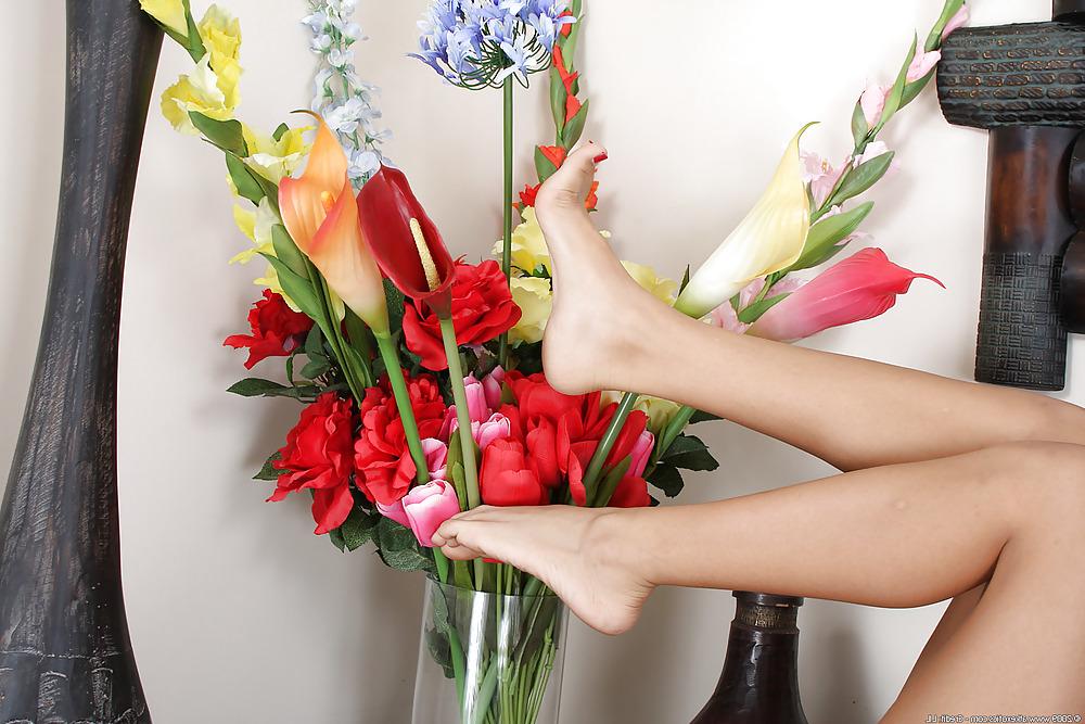 25P Amia Moretti - foot fetish