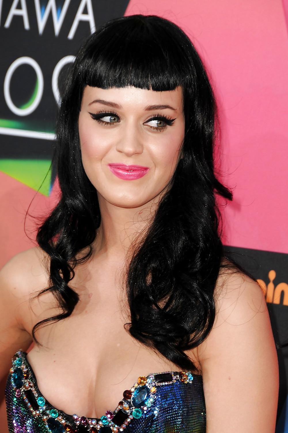 18P Katy Perry- Cleavage Queen