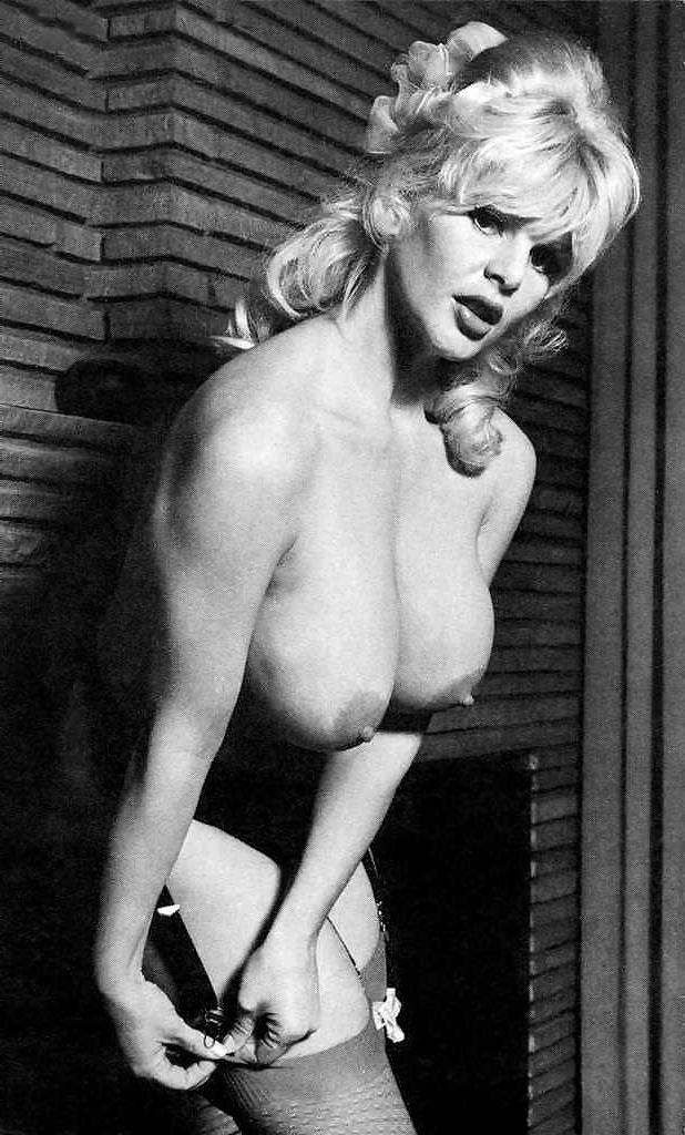25P Retro Babes Letting Their Tits Hang