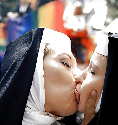 25P Sluts kissing sluts 7