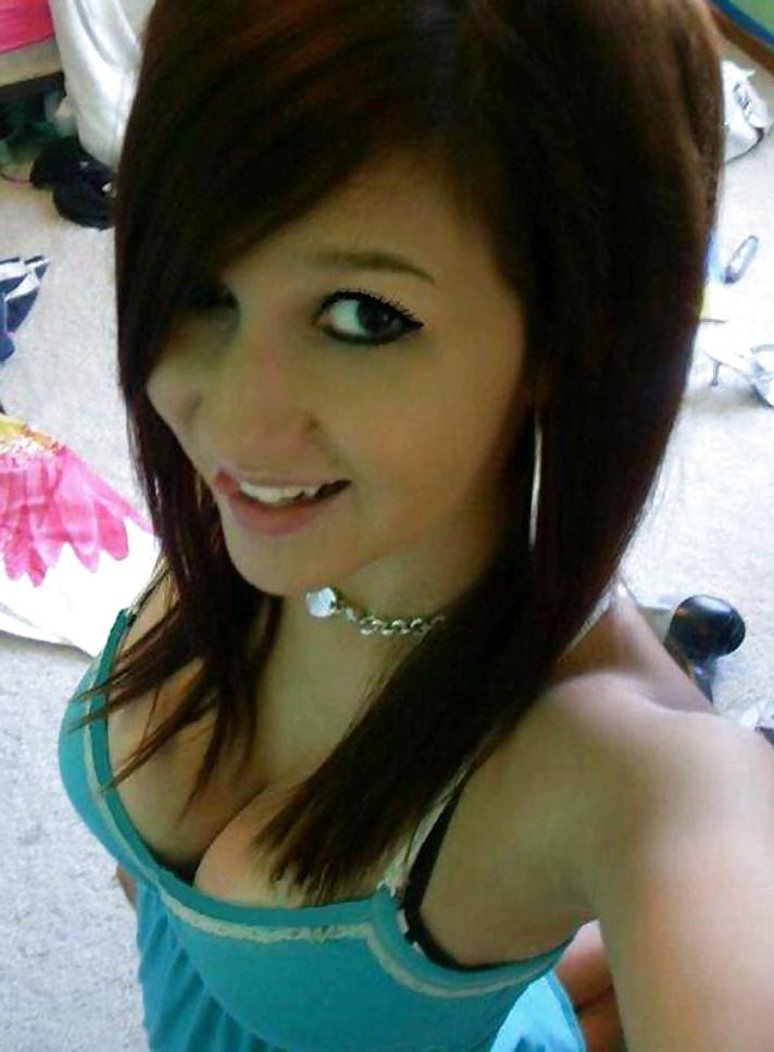 25P Amateur Tits and Cleavage 1
