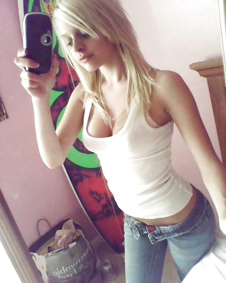 25P Amateur Tits and Cleavage 1