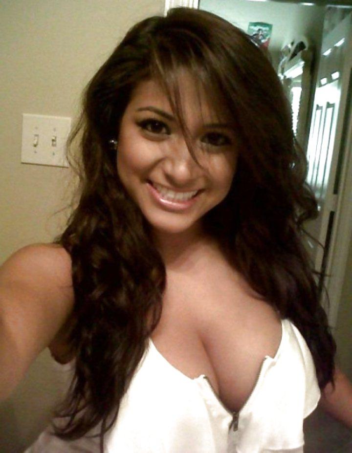 25P Amateur Tits and Cleavage 1