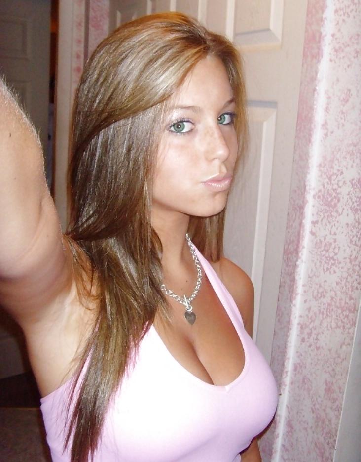 25P Amateur Tits and Cleavage 1