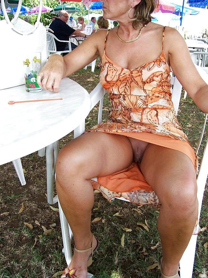 25P Showing  my pussy in public