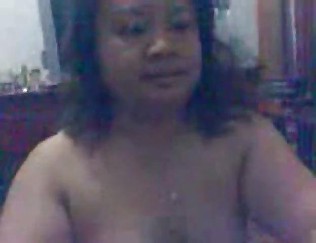 25P Handjob by a BBW whilst taking Pics To sho to her HUBBY