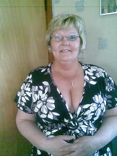 25P Granny Cleavage tits