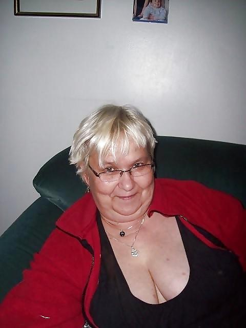 25P Granny Cleavage tits