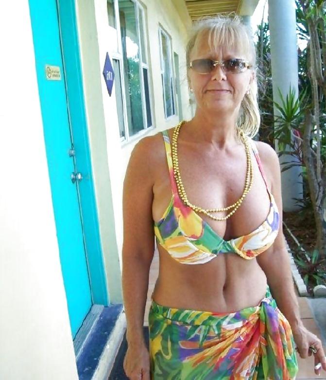 25P Granny Cleavage tits