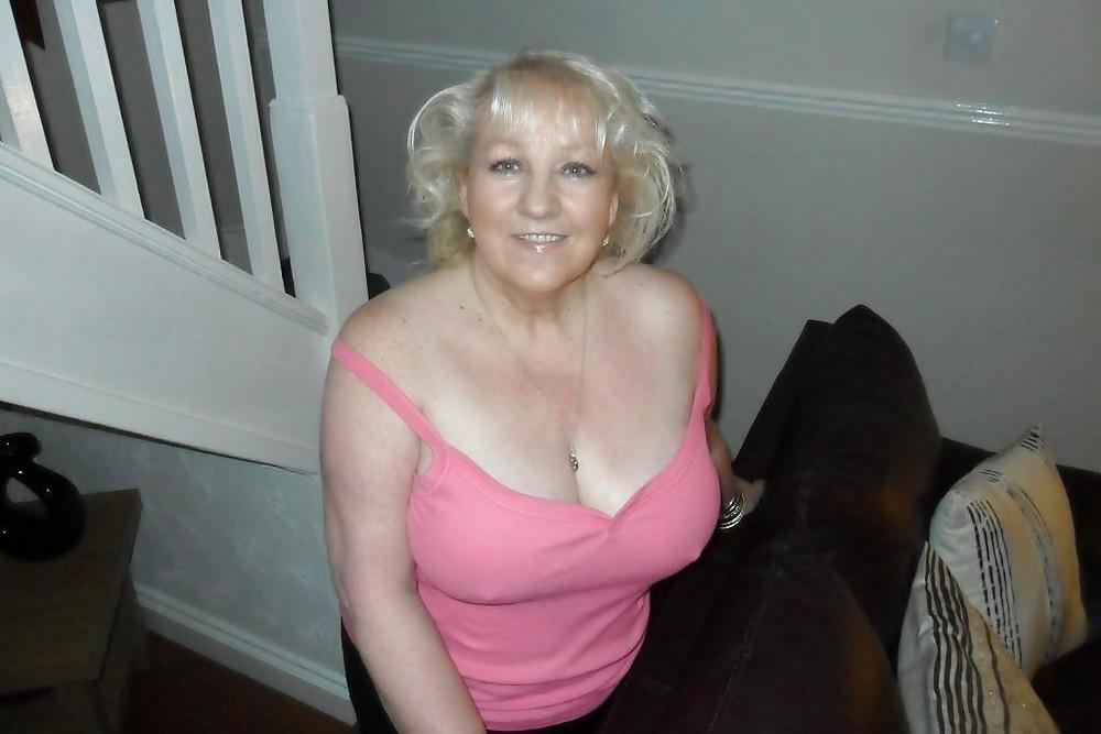 25P Granny Cleavage tits