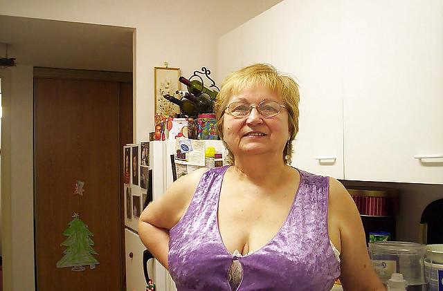 25P Granny Cleavage tits