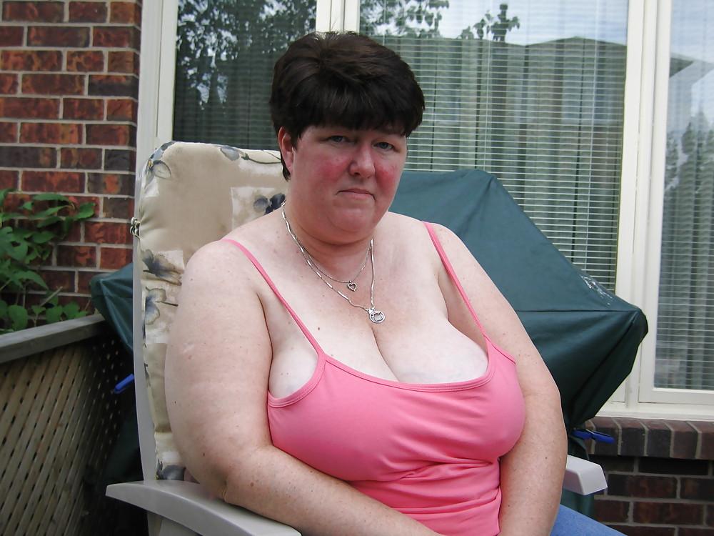 25P Granny Cleavage tits