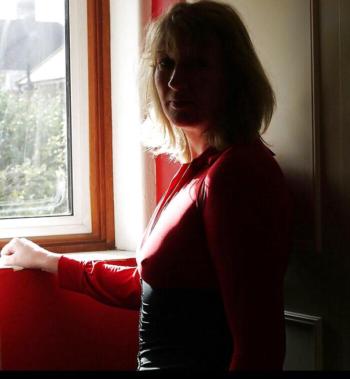 8P British Mary in Red Dress Leeds