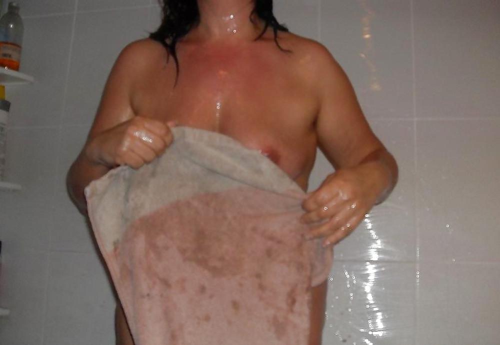 10P Housewife sexy in the shower