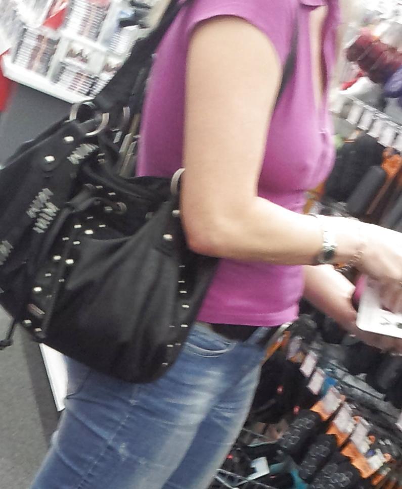 15P Shopping nipple, harte Nippel beim einkaufen, voyeur