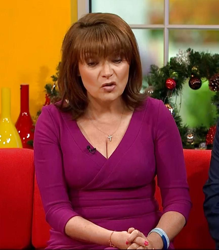25P Lorraine Kelly's Magnificent Cleavage
