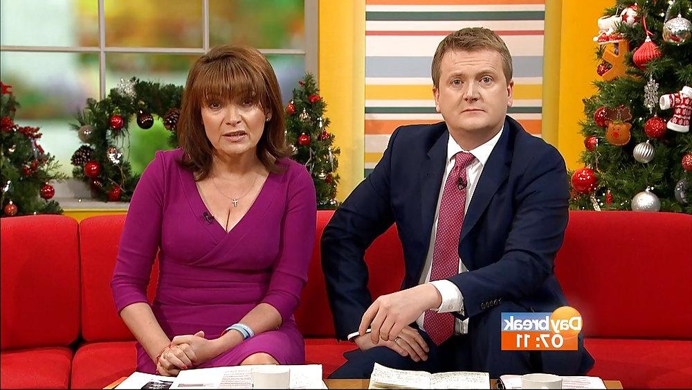 25P Lorraine Kelly's Magnificent Cleavage